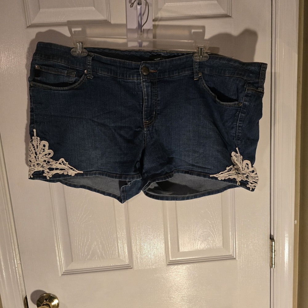 Torrid Denim Short Shorts Cream Lace Crochet Side Panels Classic Boho Size 26